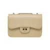 Borsa a tracolla da donna Lora Ferres beige con catena e dettagli oro