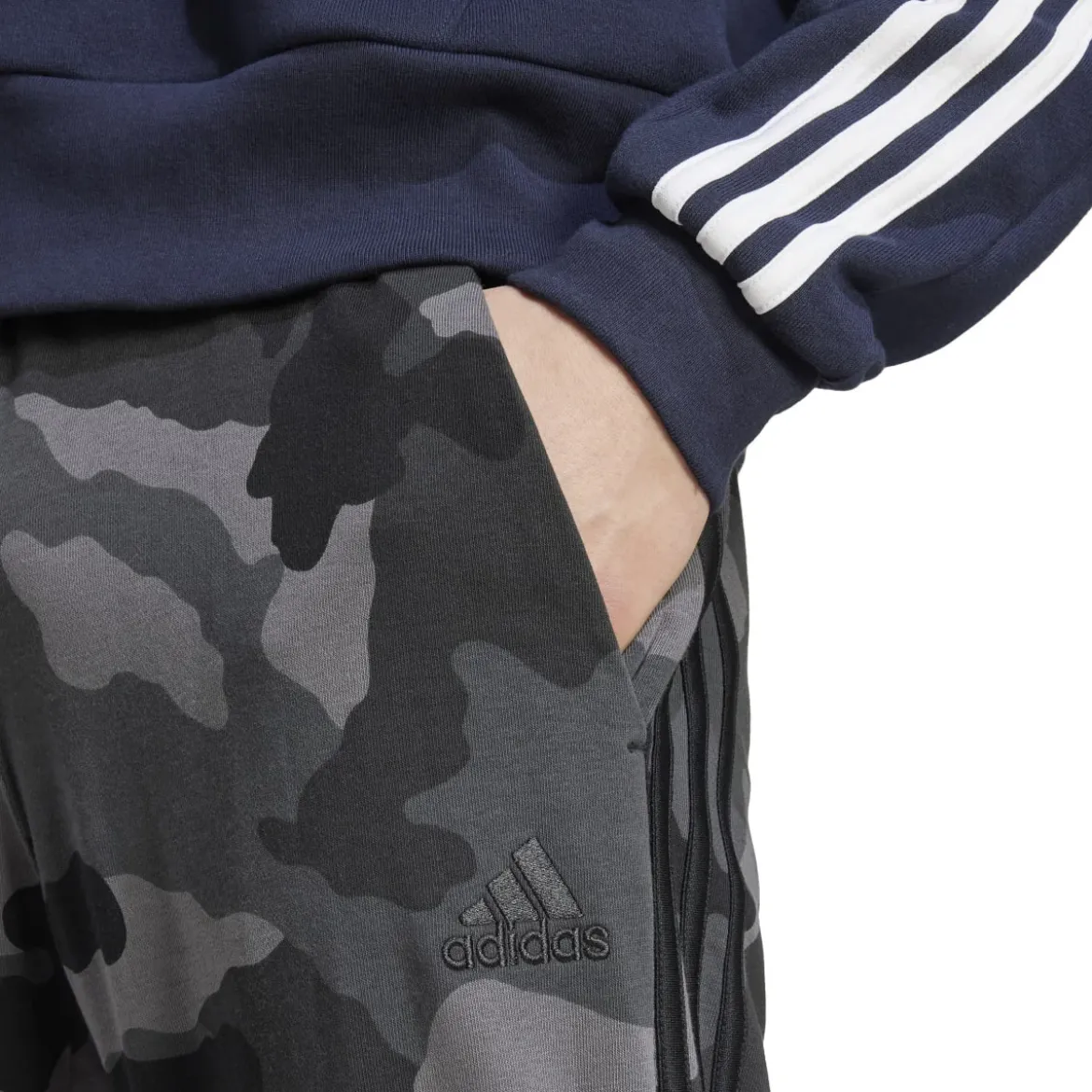 Pantaloni da uomo Seasonal Essentials Camouflage adidas