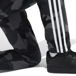 Pantaloni jogging da ragazzo grigi con fantasia militare e logo adidas