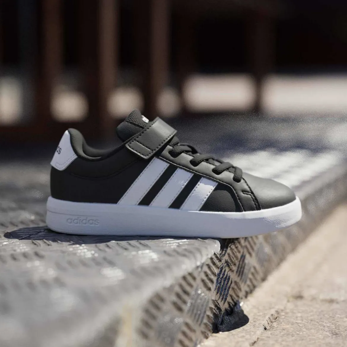 Scarpe Bambino Nere con chiusura Strappo adidas Grand Court 3.0