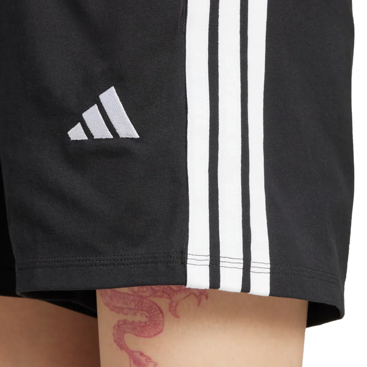 Shorts Sportivi Neri Donna con iconiche tre strisce bianche adidas