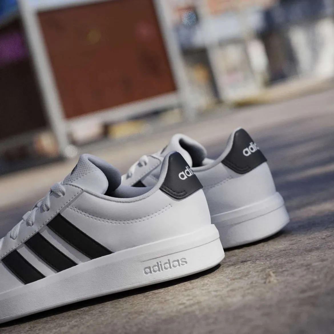 Sneakers bianche da Ragazzo con inserti neri adidas GRAND COURT 3.0