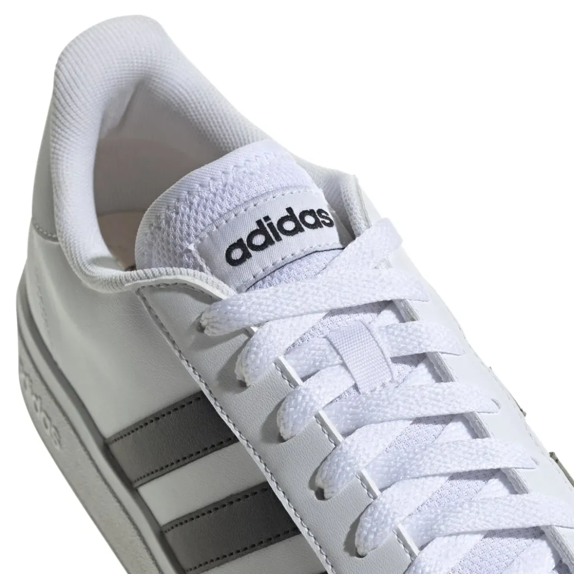 Sneakers bianche da uomo con strisce a contrasto adidas Grand Court Base 2.0