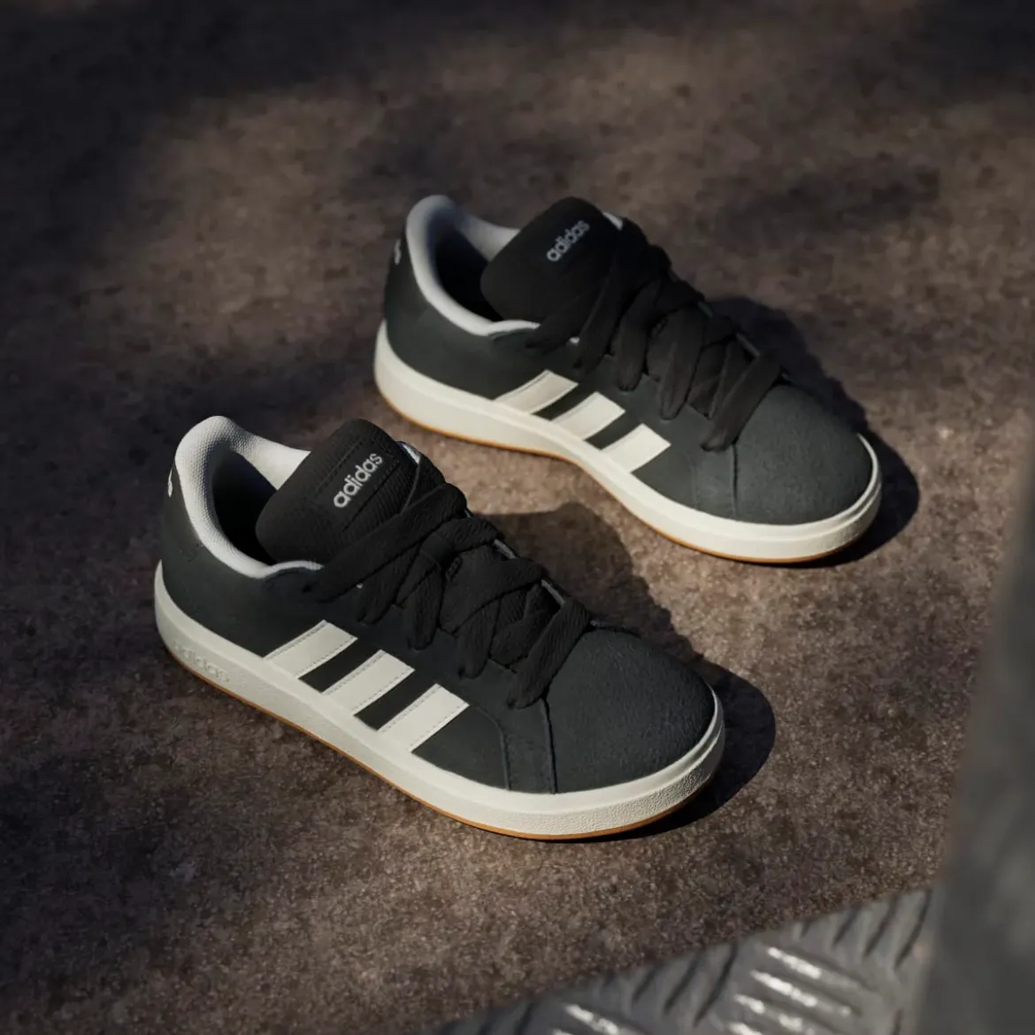 Sneakers da ragazzo e ragazza nere in pelle effetto scamosciato adidas Grand Court 00s