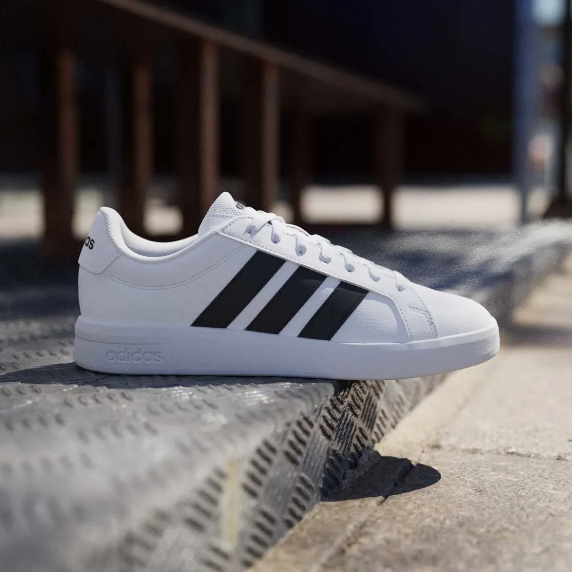 Sneakers da Uomo bianche con dettagli neri adidas Grand Court 3.0