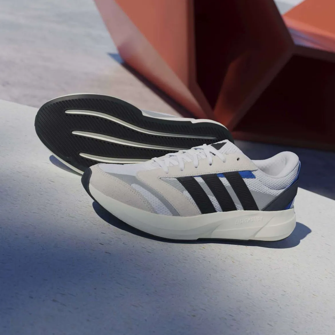 Sneakers da uomo bianche effetto scamosciato adidas LIGHTSHIFT 2.0