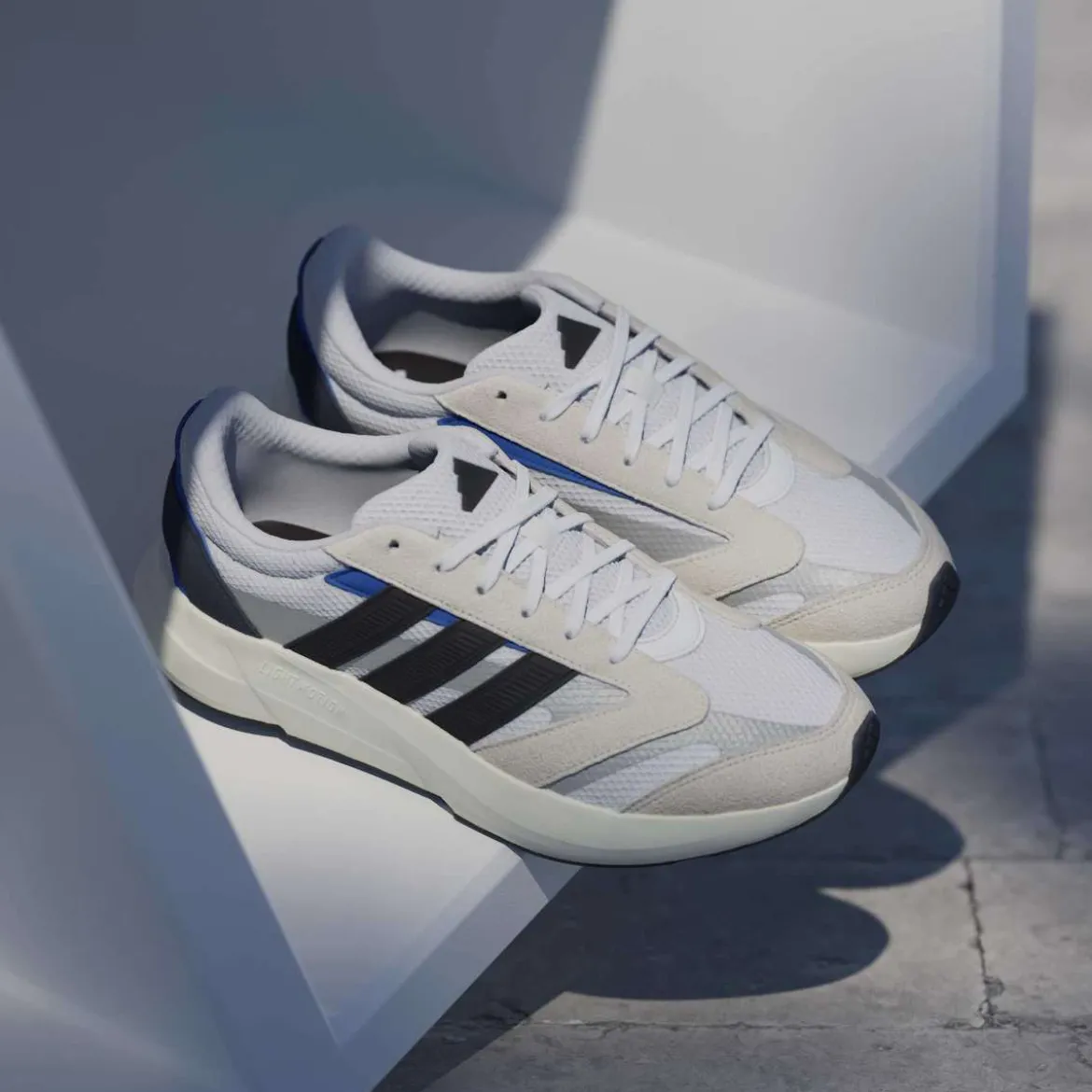 Sneakers da uomo bianche effetto scamosciato adidas LIGHTSHIFT 2.0