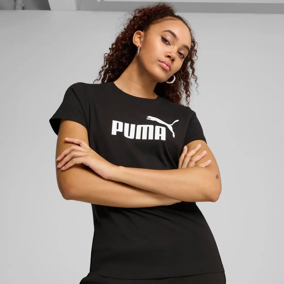 T-shirt da donna nera con logo bianco a contrasto sul petto Puma