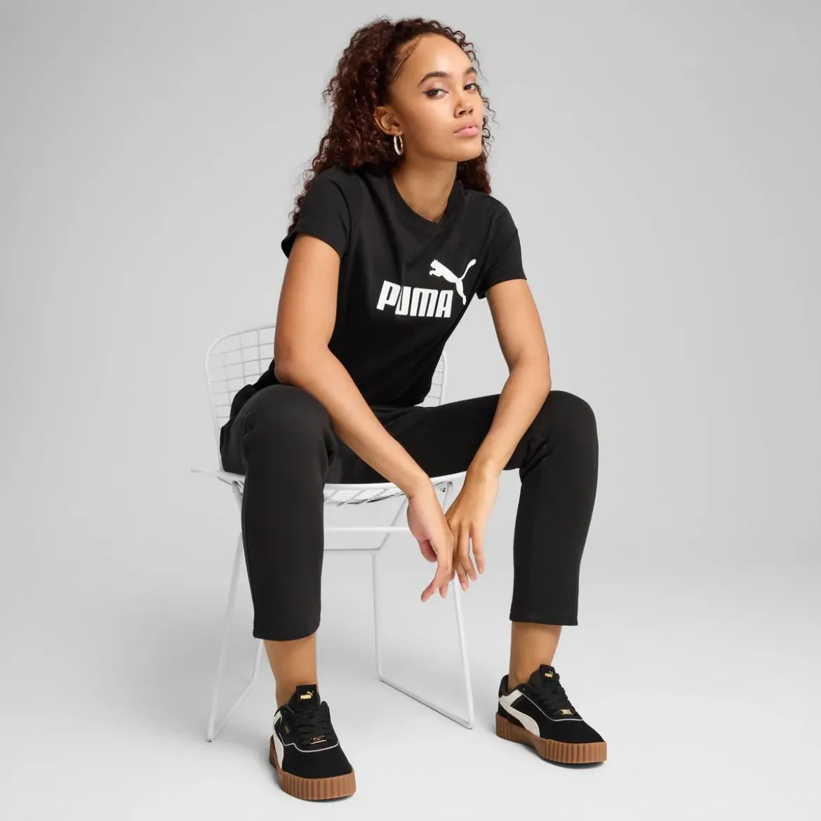T-shirt da donna nera con logo bianco a contrasto sul petto Puma