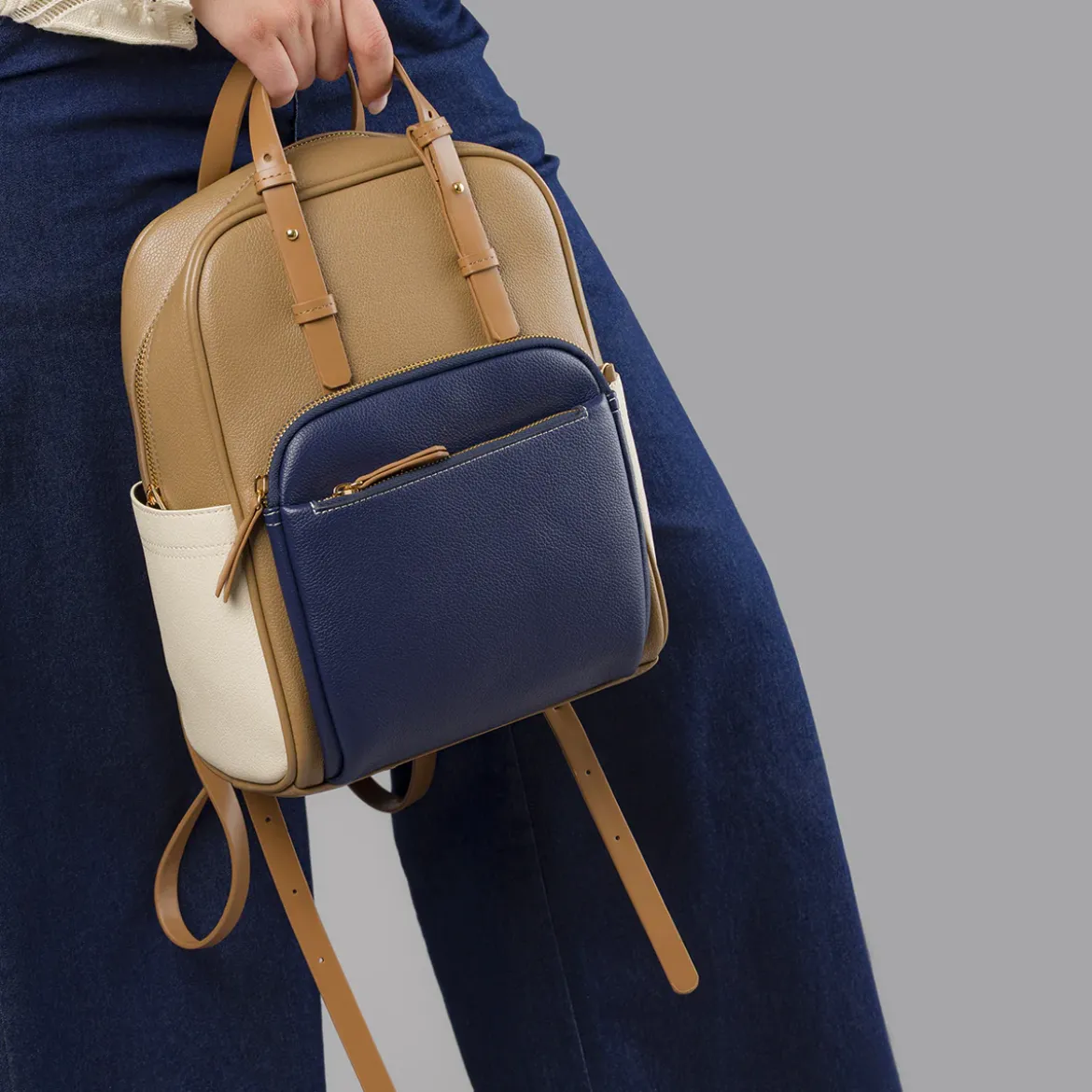 Zaino da donna taupe con tasca blu navy Lora Ferres